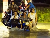 Xe ba gác chở người qua đường ngập ở Sài Gòn đắt khách